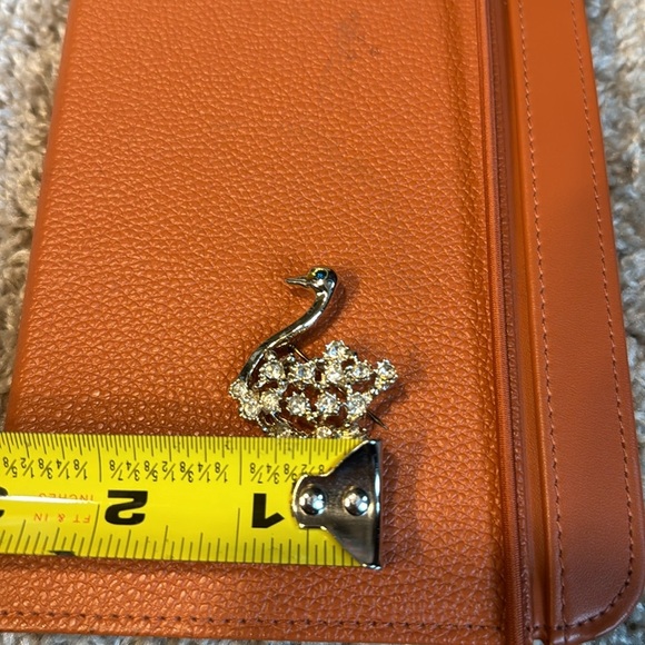 Vintage Swan Brooch  emerald eye  Rhinestone Gold Tone 60s Retro - Picture 4 of 6